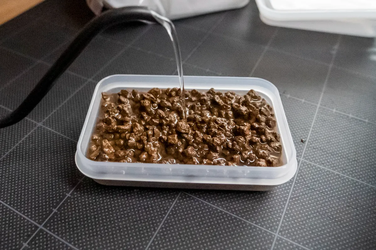 タッパーに水を注ぐ