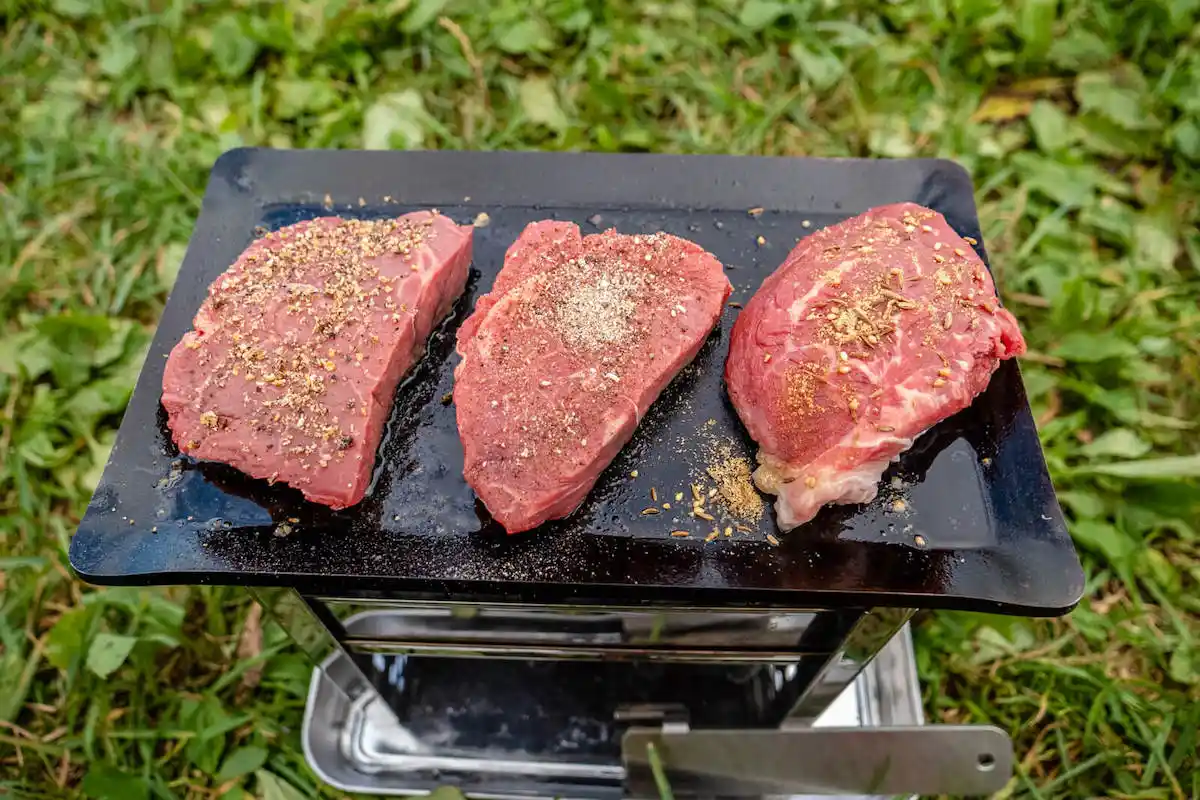 鉄板で焼いている肉