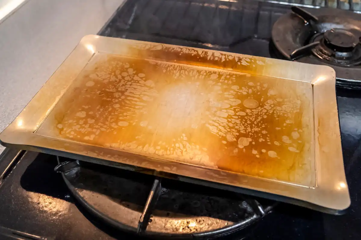 鉄板に油を塗って空焼きする