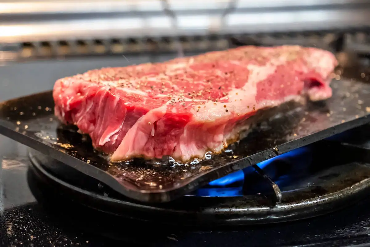 ステーキを鉄板で試し焼き