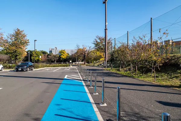 野外炊事場は続く道路