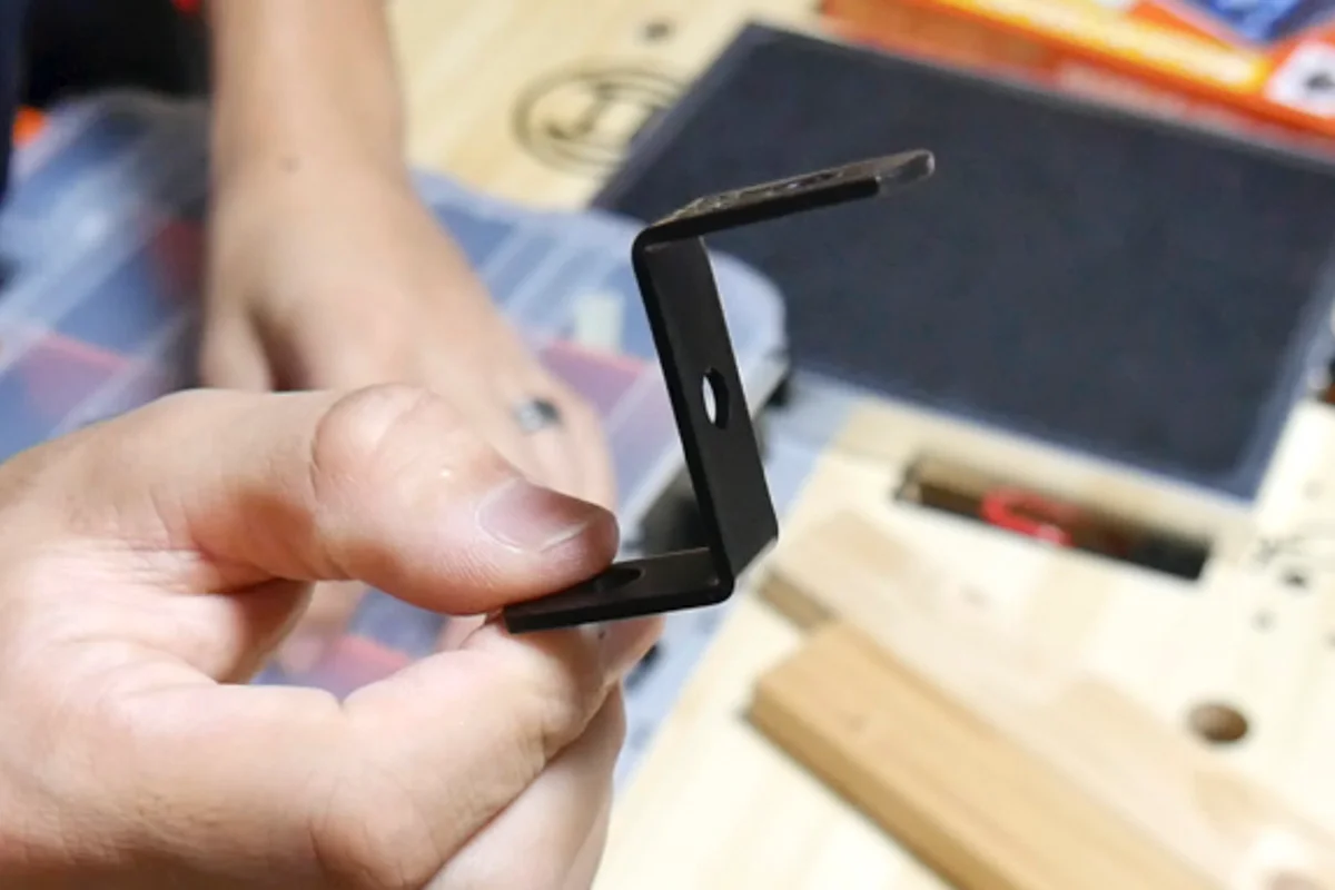 暖突(だんとつ)を取りつけるS型金具