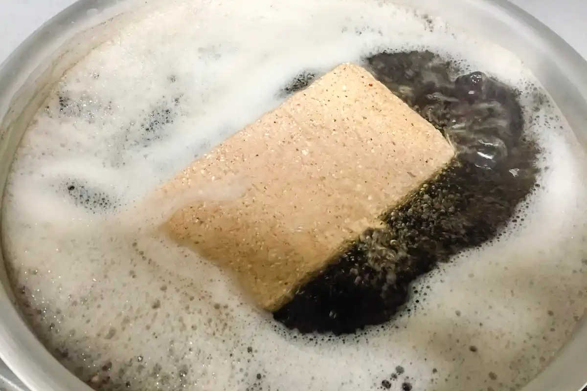 煮込むとアクが出てくる