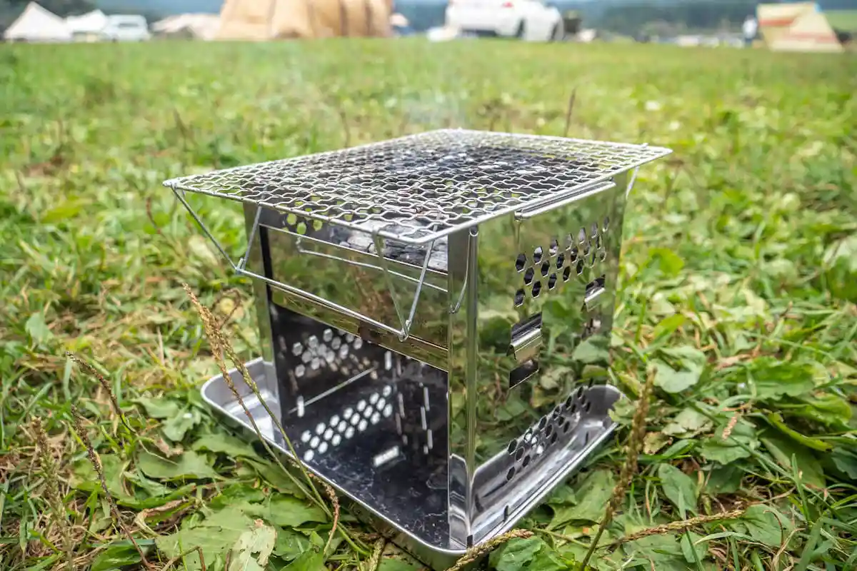 キャンプ場で使用中の『YOLER(ヨーラー)焚き火台』